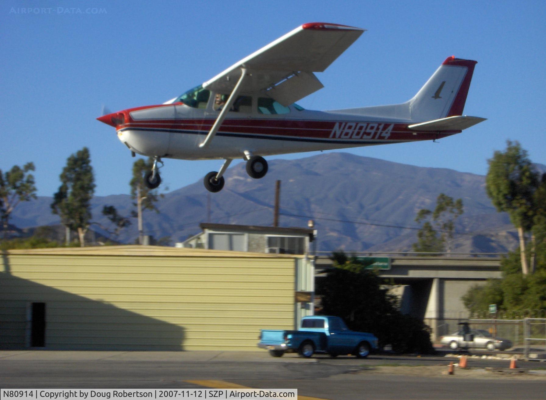 N80914, 1976 Cessna 172M C/N 17266799, 1976 Cessna 172M, Lycoming O-320-E2D 150 Hp, on short final for flaps landing Rwy 22