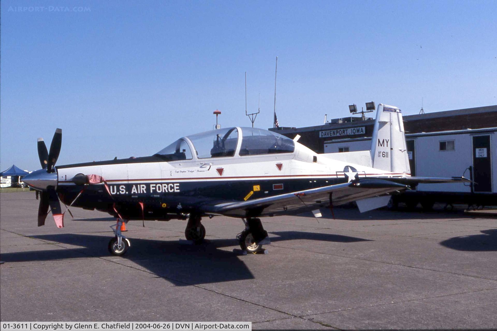 01-3611, 2001 Raytheon T-6A Texan II C/N PT-134, Texan II at the Quad Cities Air Show
