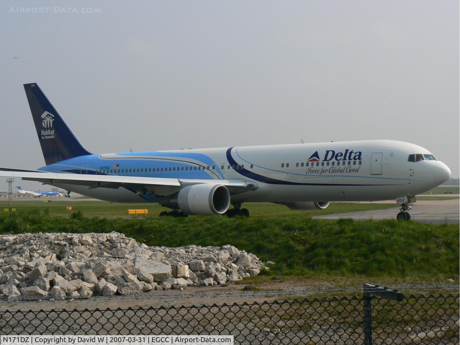 N171DZ, 1998 Boeing 767-332 C/N 29690, Taxing out at Manchester