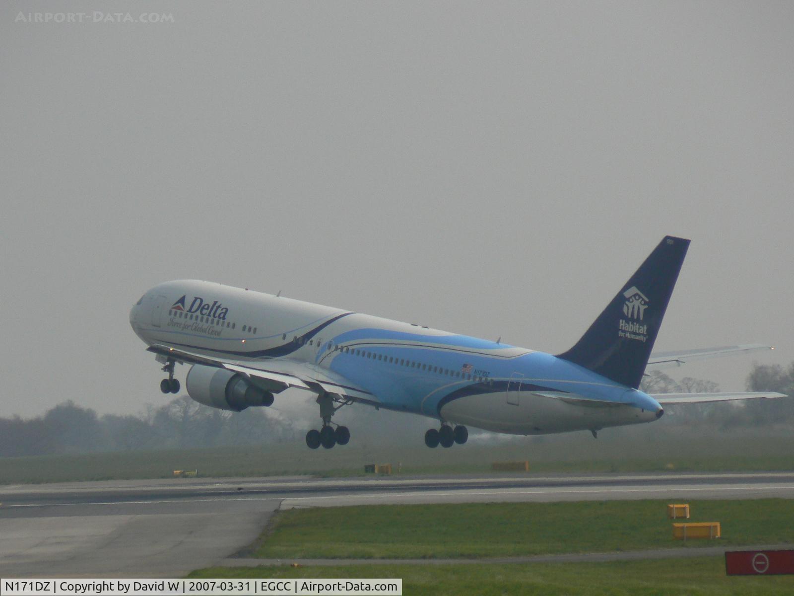 N171DZ, 1998 Boeing 767-332 C/N 29690, Take off