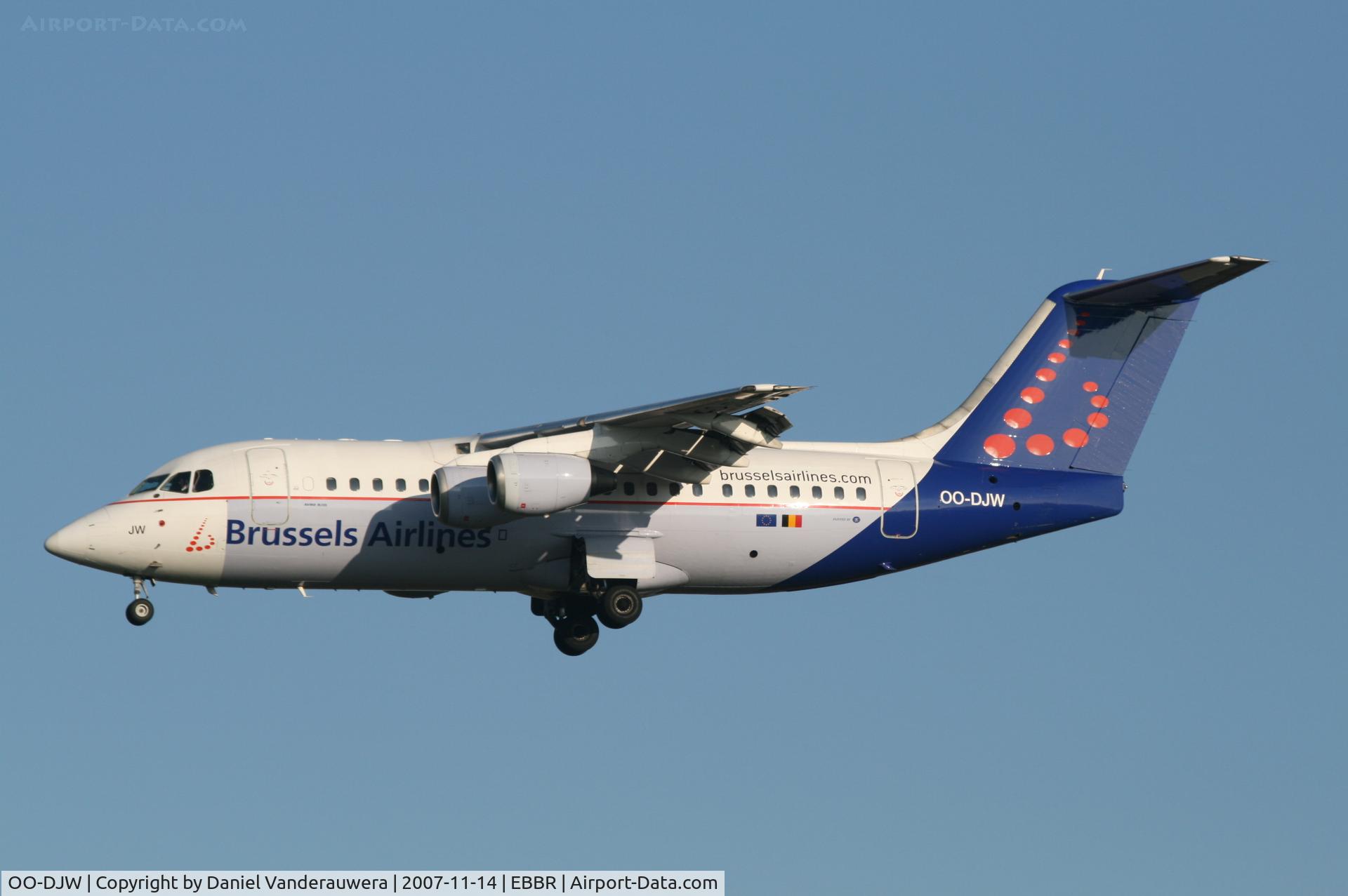 OO-DJW, 1996 British Aerospace Avro 146-RJ85 C/N E.2296, descending to rwy 25L