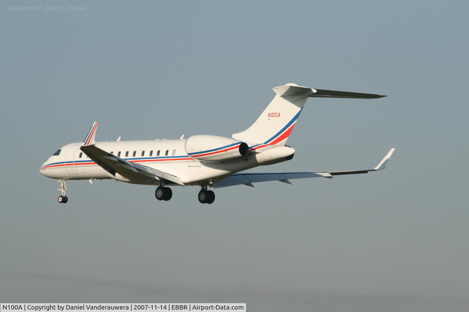 N100A, 2006 Bombardier BD-700-1A10 Global Express C/N 9205, several seconds before touching rwy 25L