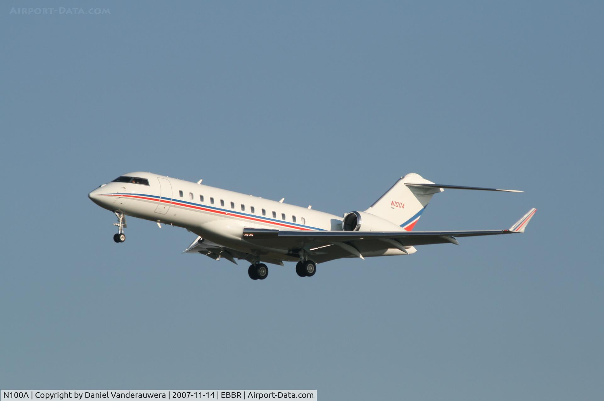 N100A, 2006 Bombardier BD-700-1A10 Global Express C/N 9205, arrival to rwy 25L
