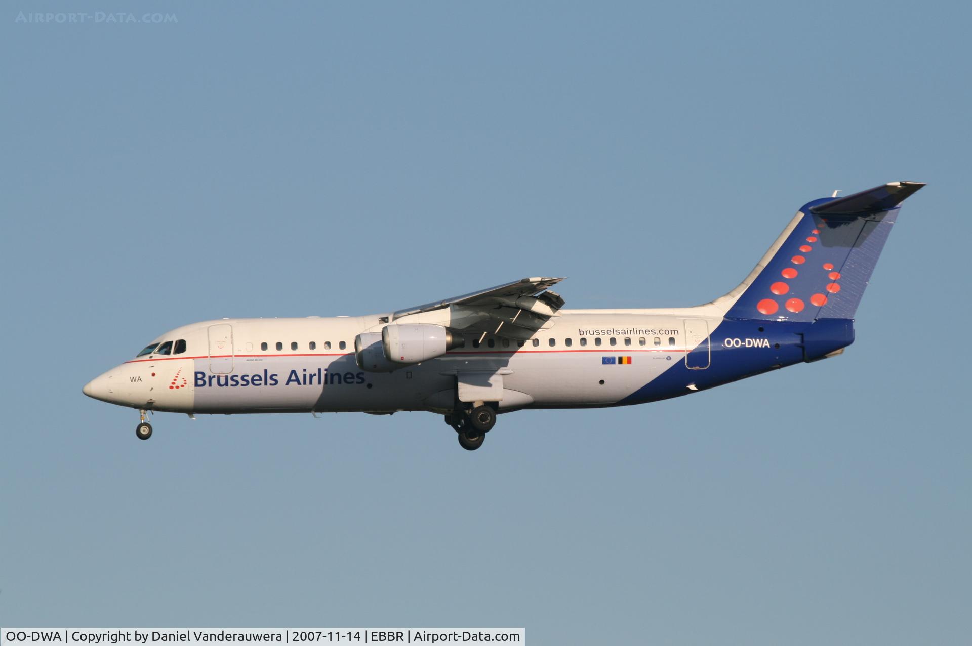 OO-DWA, 1997 British Aerospace Avro 146-RJ100 C/N E3308, descending to rwy 25L