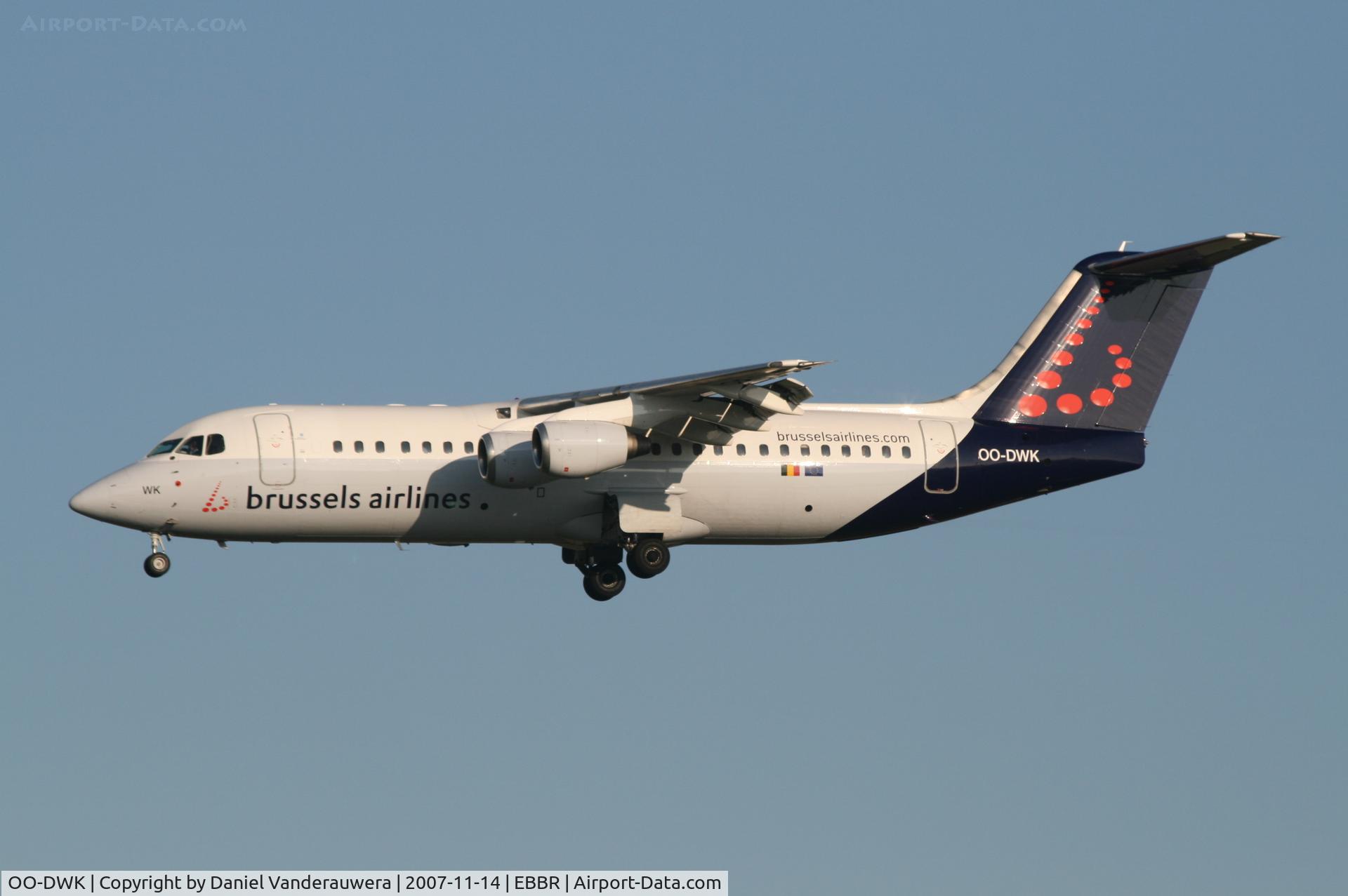 OO-DWK, 1999 British Aerospace Avro 146-RJ100 C/N E3360, descending to rwy 25L
