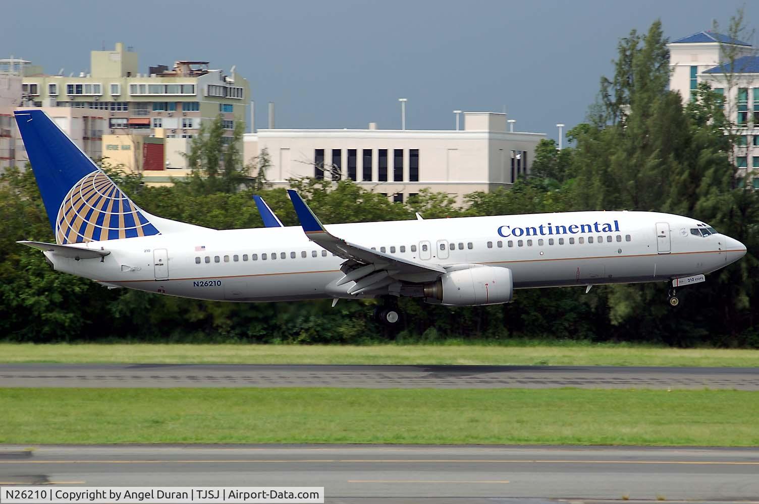 N26210, 1998 Boeing 737-824 C/N 28770, landing at tjsj