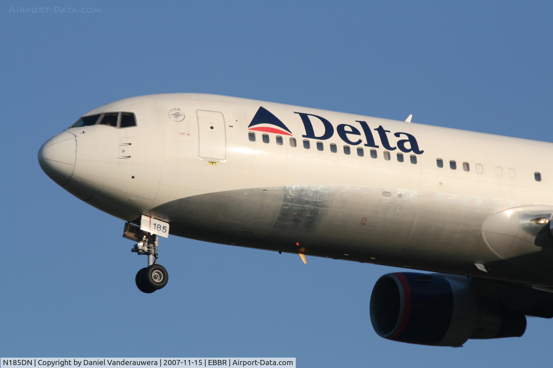 N185DN, 1995 Boeing 767-332 C/N 27961, arrival of flight DL140 to rwy 25L