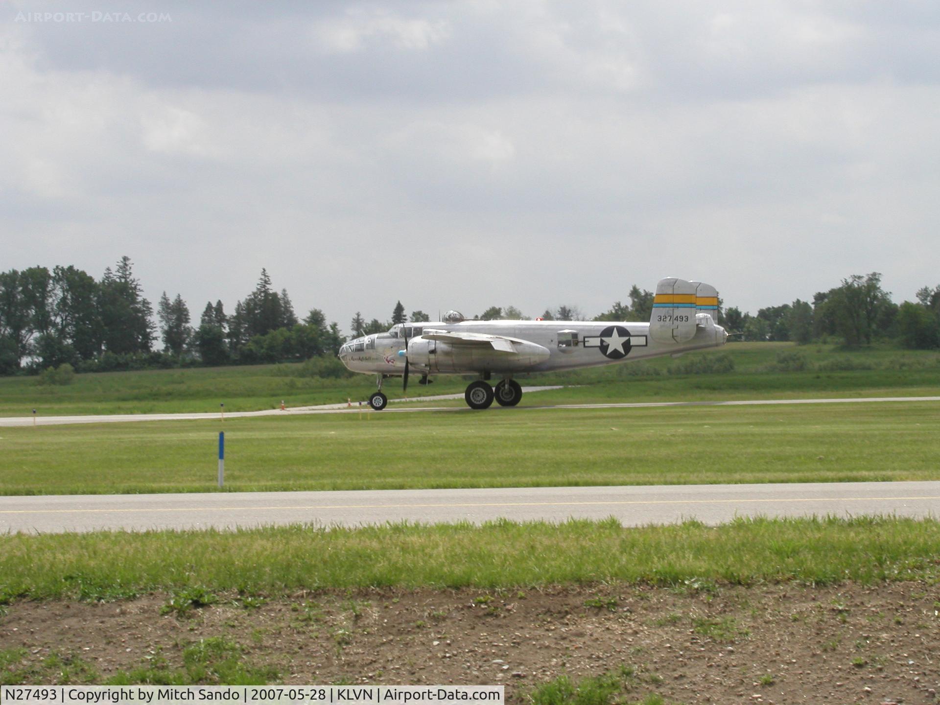 N27493, 1944 North American TB-25K Mitchell C/N 44-29869/108-33144, Landing Runway 12.