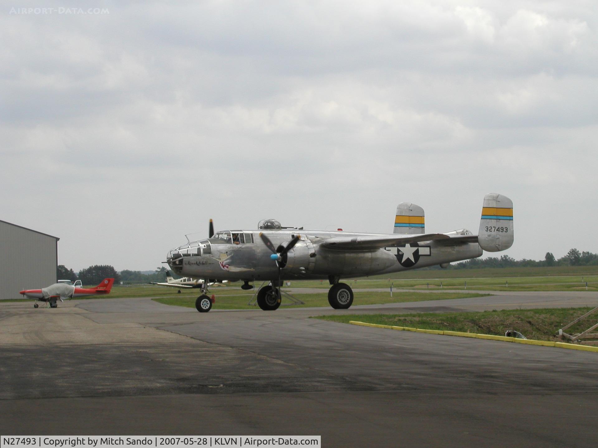 N27493, 1944 North American TB-25K Mitchell C/N 44-29869/108-33144, Taxiing to the ramp.