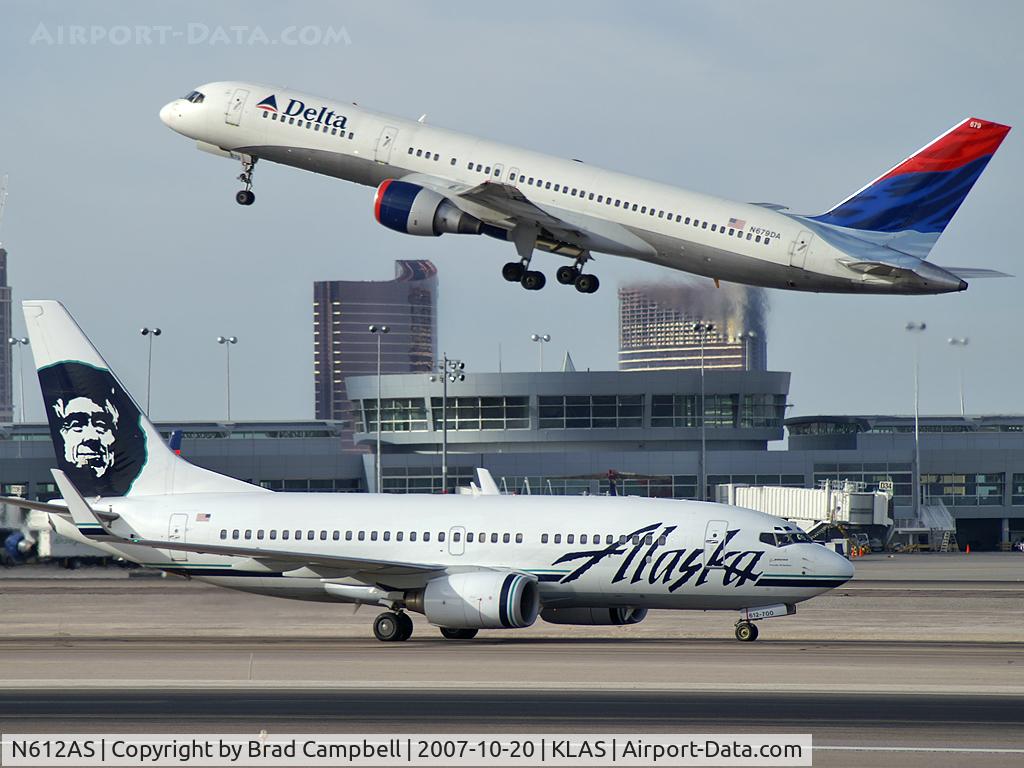 N612AS, 1999 Boeing 737-790 C/N 30162, Alaska Airlines / 1999 Boeing 737-790 / ...with Delta N679DL taking off.