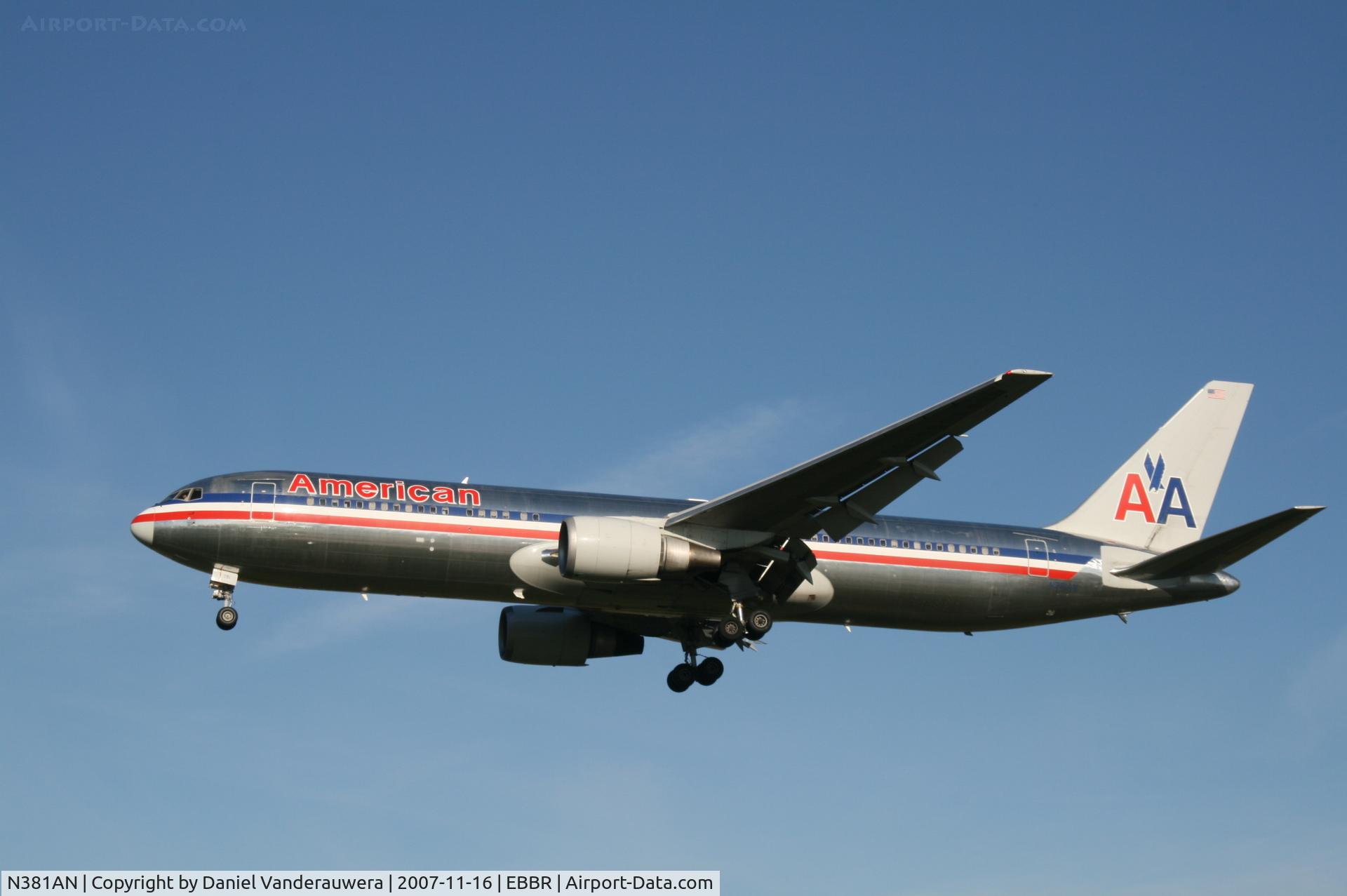 N381AN, 1993 Boeing 767-323 C/N 25450, arrival of flight AA172 to rwy 25L