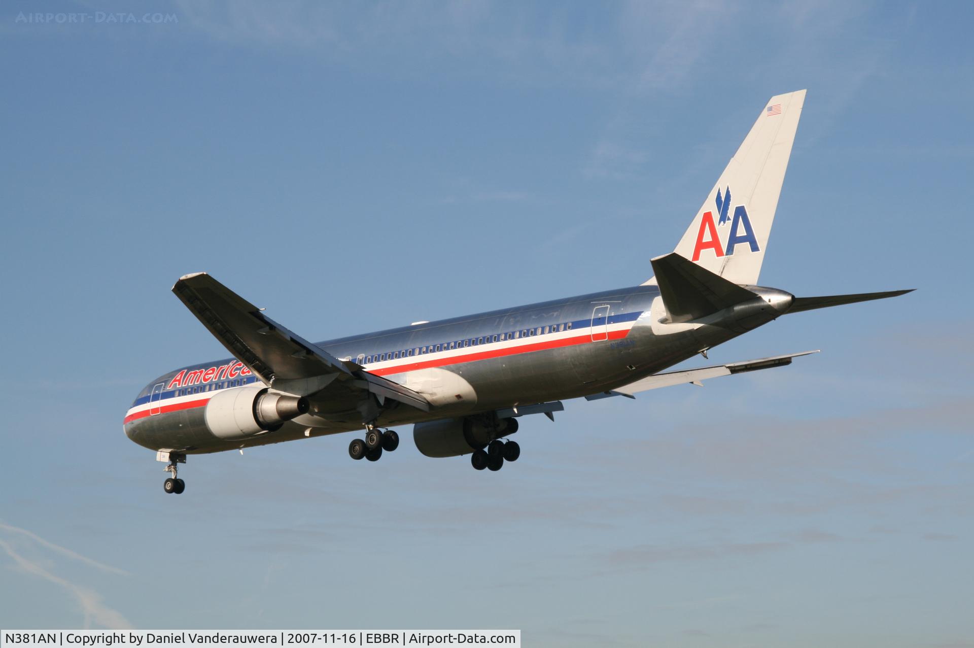 N381AN, 1993 Boeing 767-323 C/N 25450, flight AA172 is descending to rwy 25L