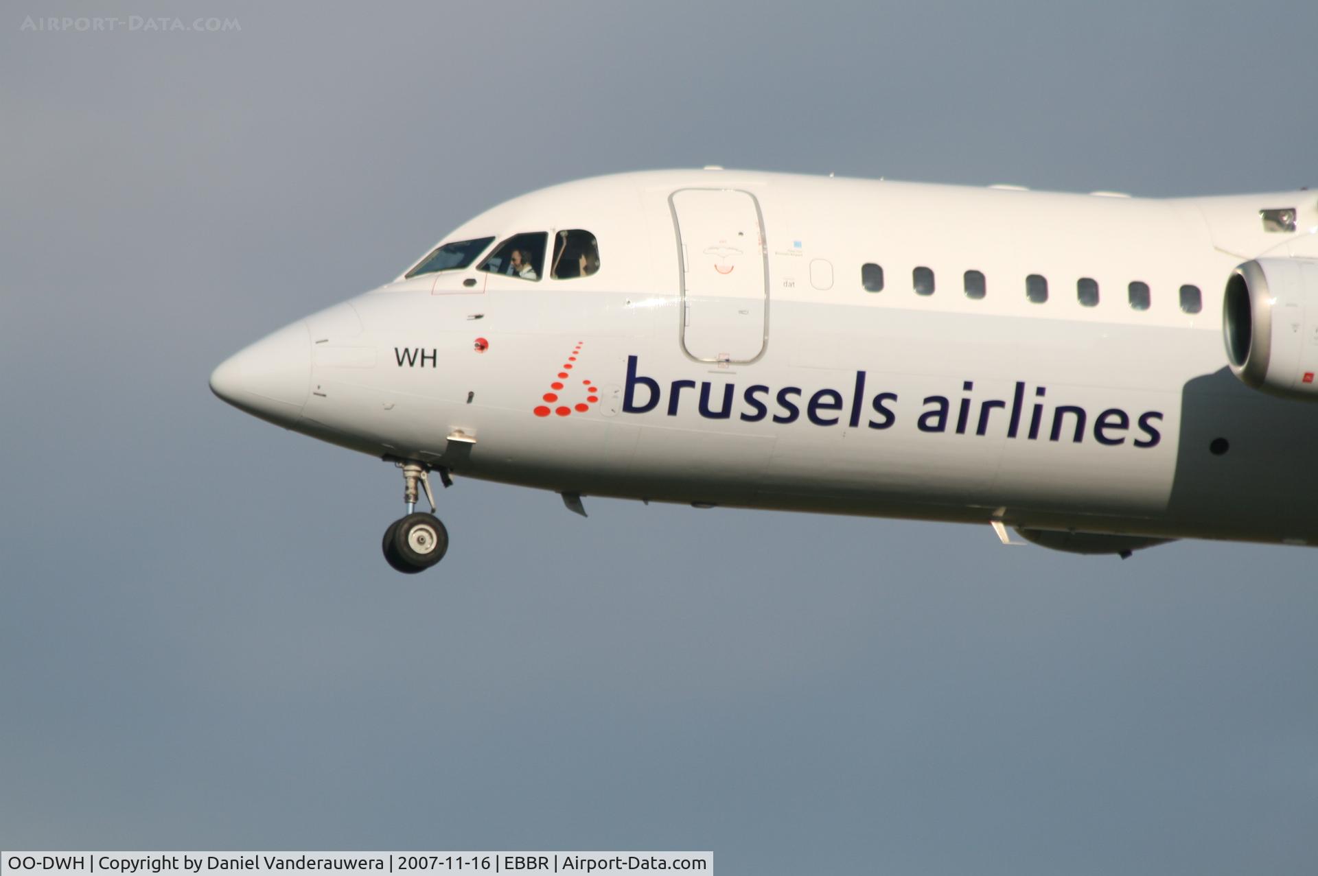 OO-DWH, 1998 British Aerospace Avro 146-RJ100 C/N E3340, several seconds before touching rwy 25L