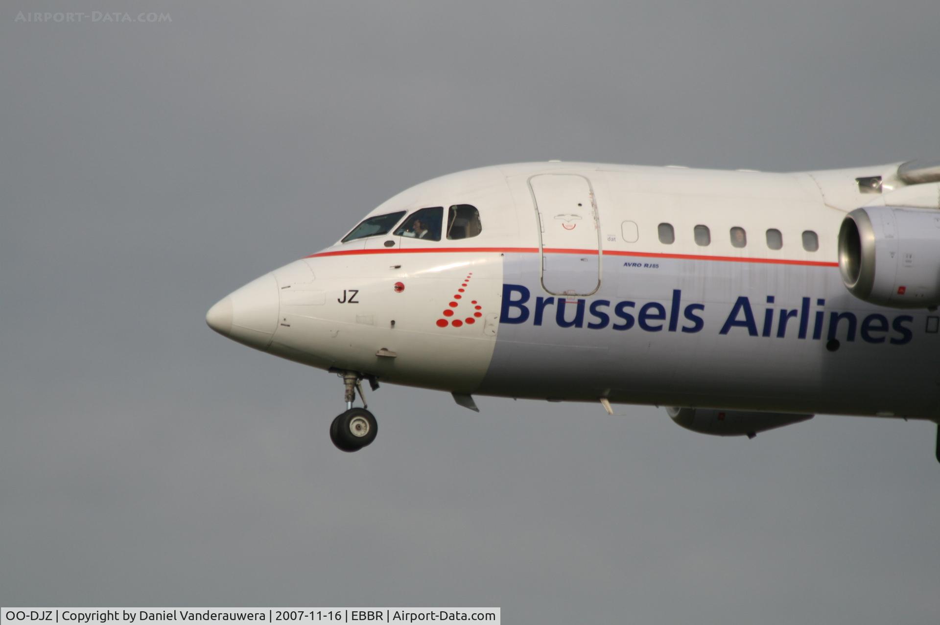 OO-DJZ, 1997 British Aerospace Avro 146-RJ85 C/N E.2305, flight SN2902 is descending to rwy 25L
