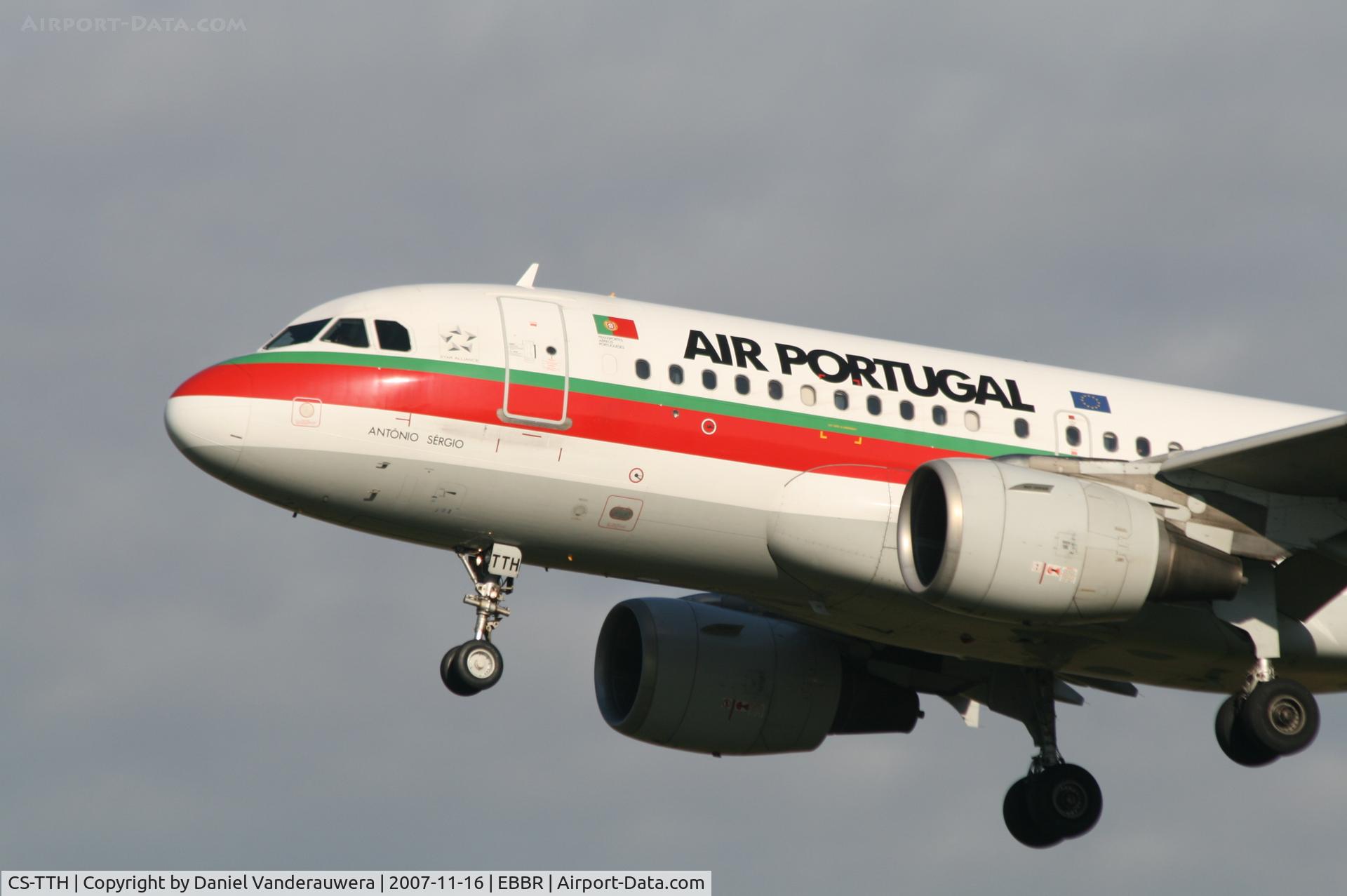 CS-TTH, 1998 Airbus A319-111 C/N 917, flight TP604 is descending to rwy 25L