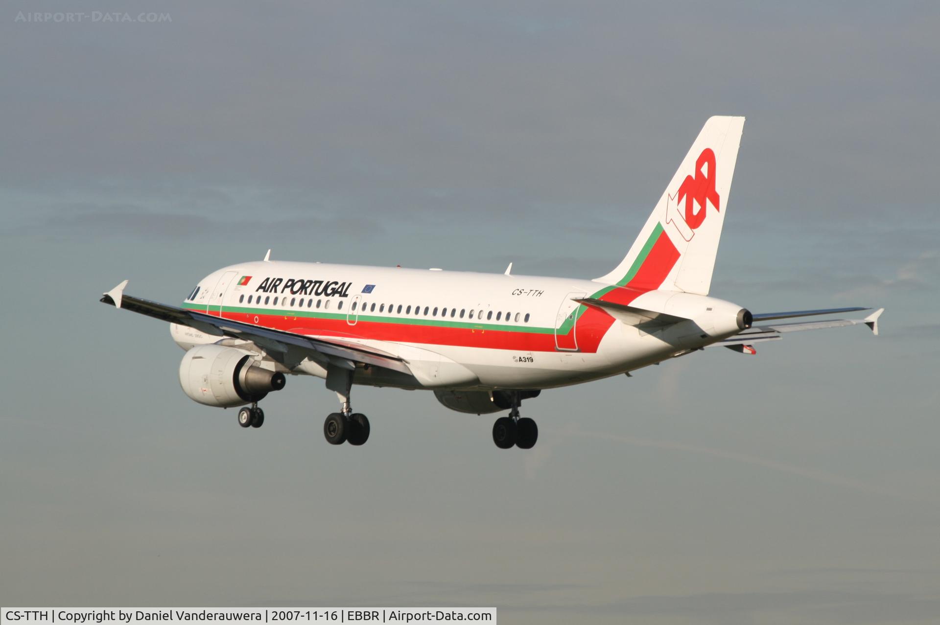 CS-TTH, 1998 Airbus A319-111 C/N 917, several seconds before touching rwy 25L