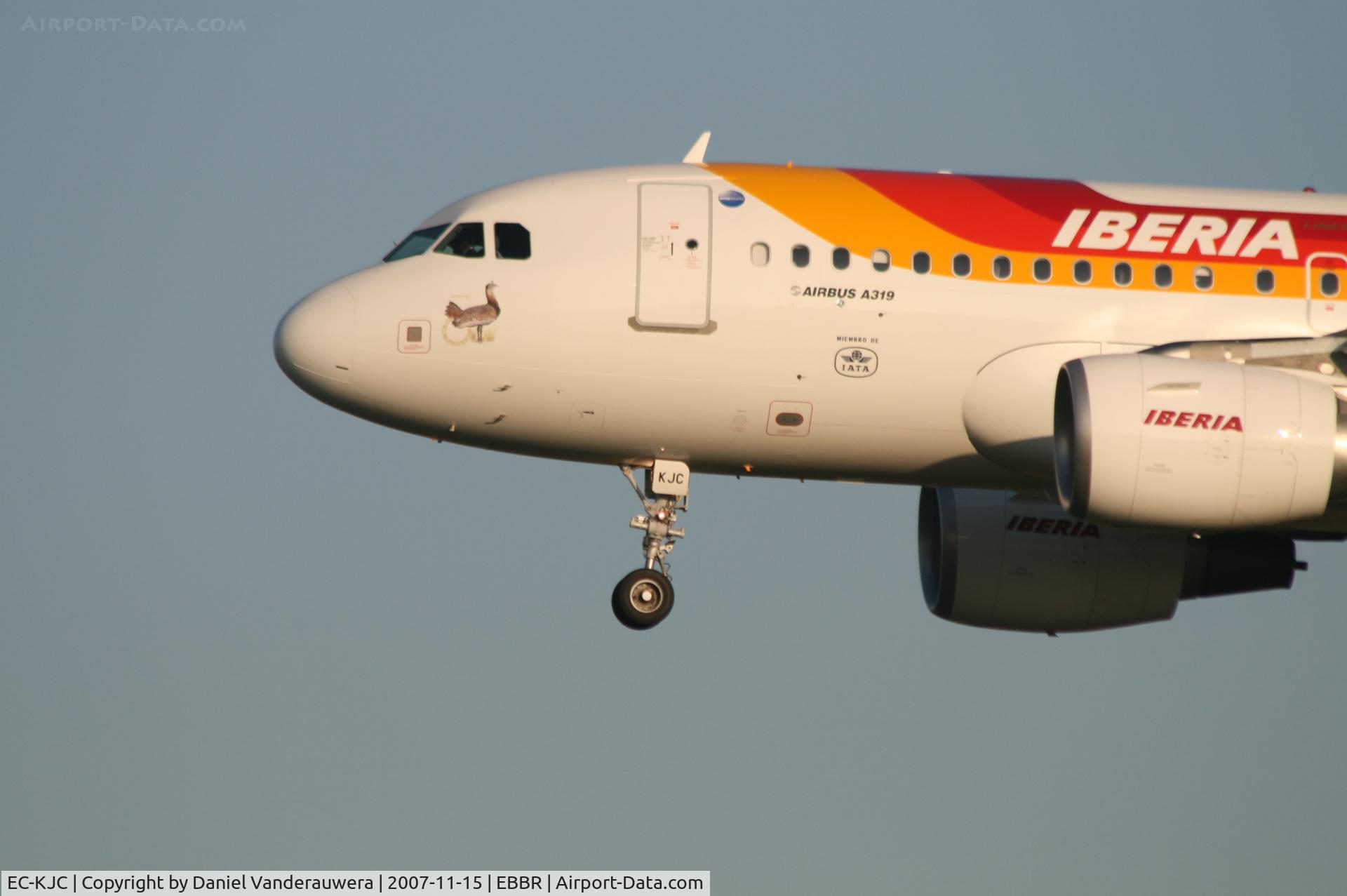 EC-KJC, 2007 Airbus A319-111 C/N 3255, arrival of flight IB3216 to rwy 25L  - 