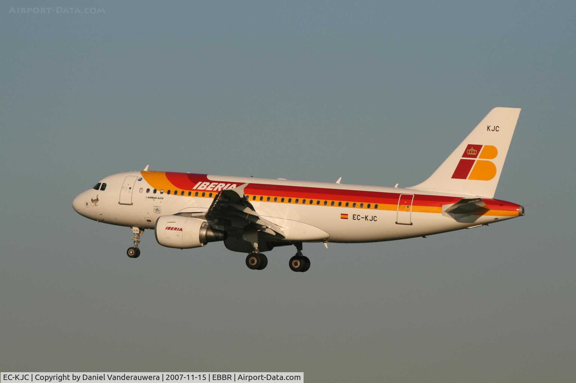 EC-KJC, 2007 Airbus A319-111 C/N 3255, several seconds before touching rwy 25L