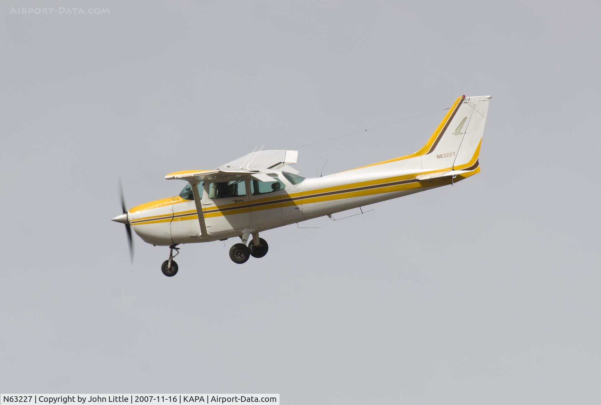 N63227, 1981 Cessna 172P C/N 17275408, Approach to 17R