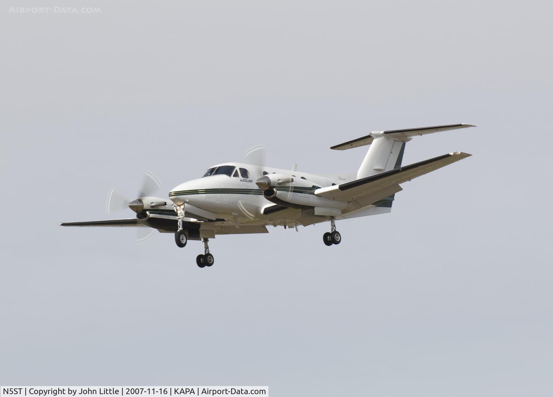N5ST, 1977 Beech 200 King Air C/N BB-289, Approach to 17L