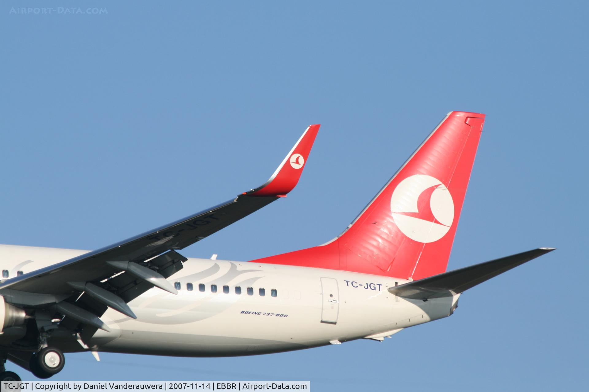 TC-JGT, 2006 Boeing 737-8F2 C/N 34417, flight TK1937 is descending to rwy 25L