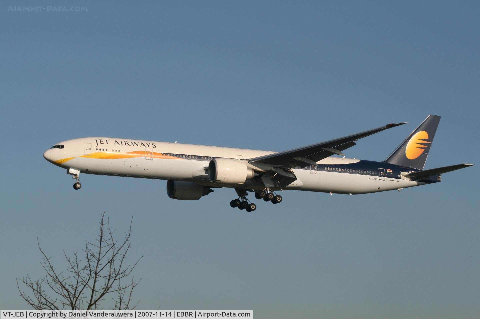 VT-JEB, 2007 Boeing 777-35R/ER C/N 35158/637, arrival of flight 9W227 to rwy 25L