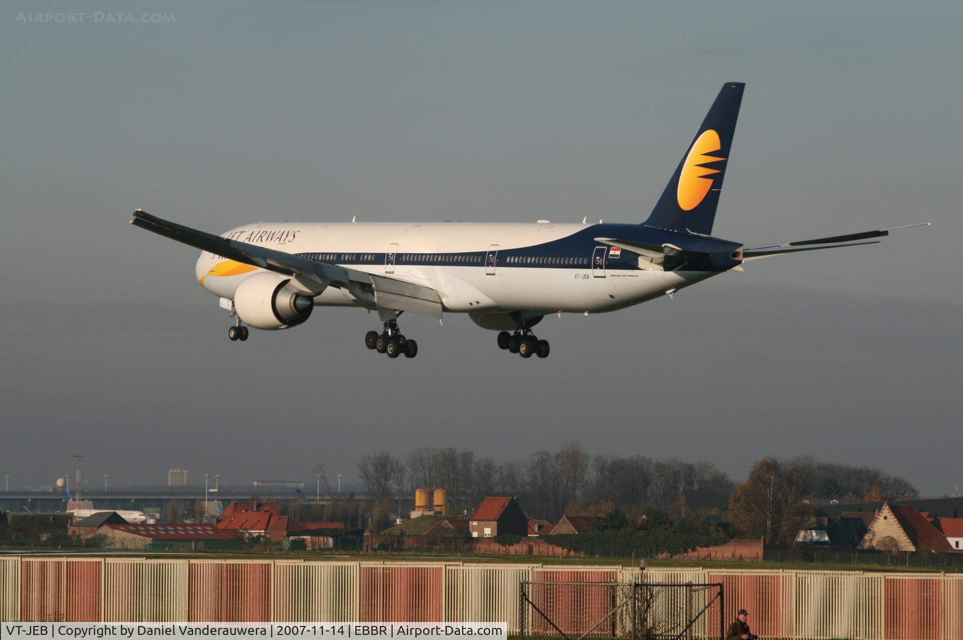 VT-JEB, 2007 Boeing 777-35R/ER C/N 35158/637, several seconds before touching rwy 25L