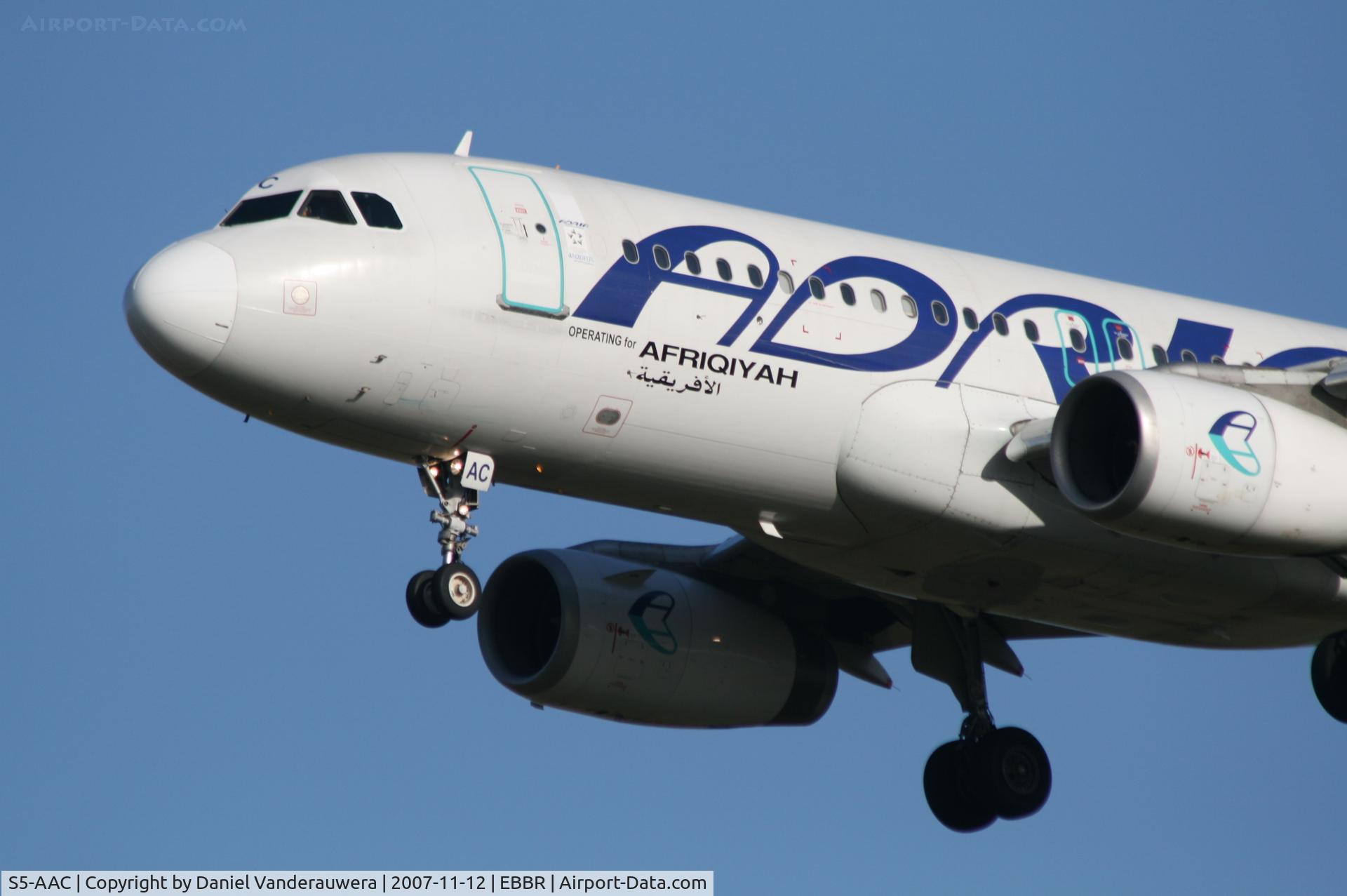 S5-AAC, 1990 Airbus A320-231 C/N 0114, arrival of flight 8U924 to rwy 25L