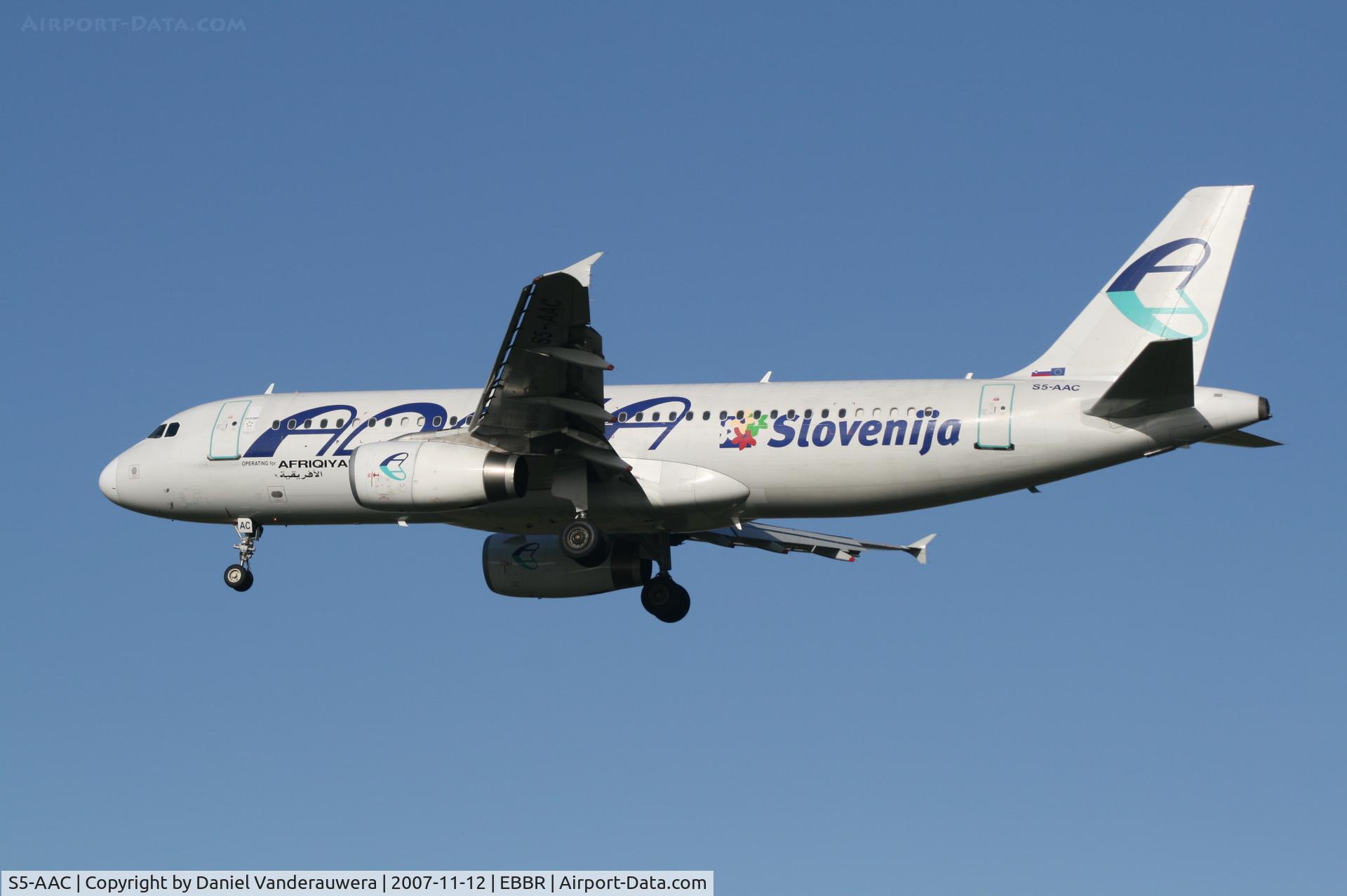 S5-AAC, 1990 Airbus A320-231 C/N 0114, Descending to rwy 25L