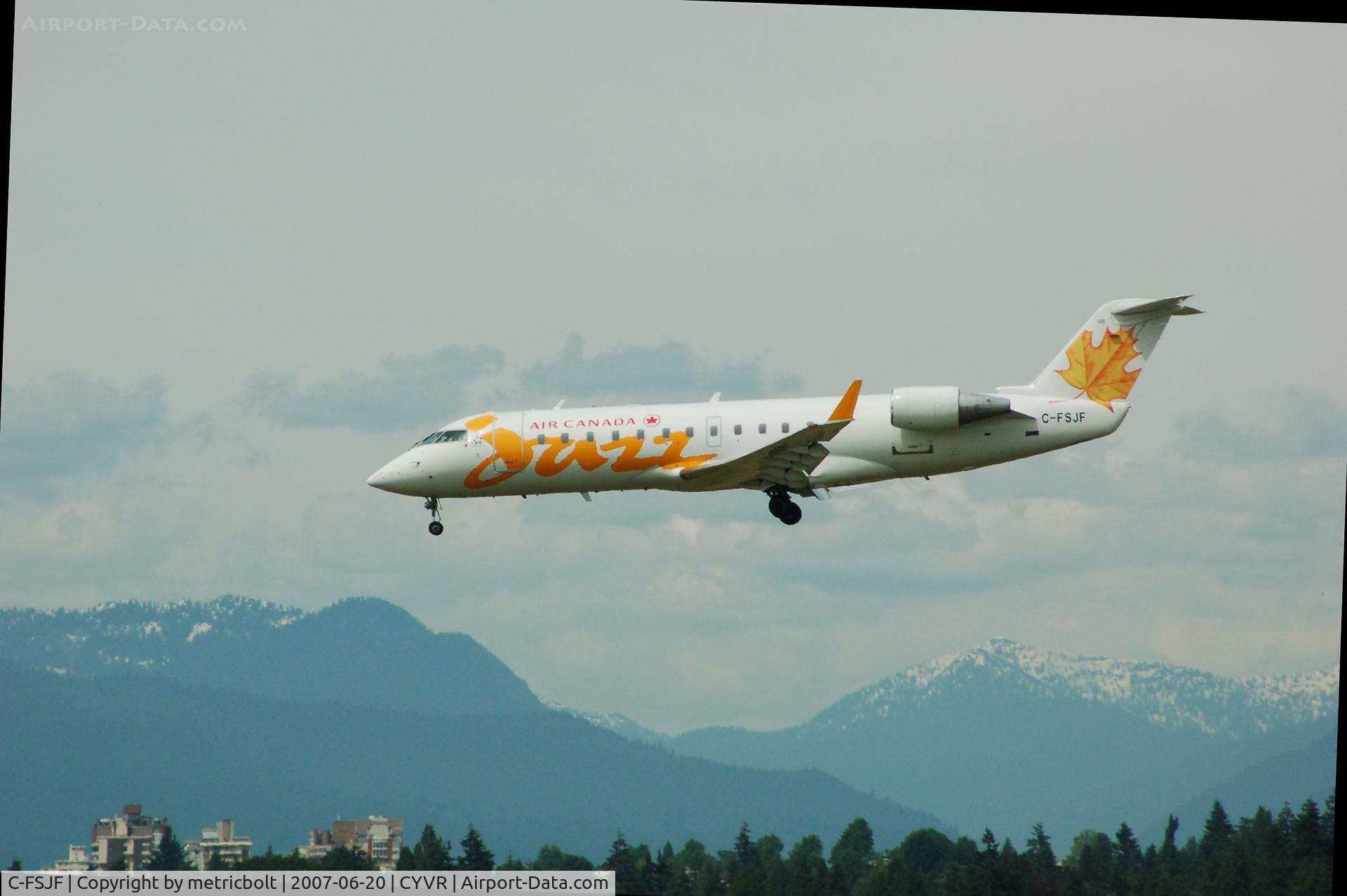 C-FSJF, 1994 Canadair CRJ-100ER (CL-600-2B19) C/N 7054, landing at YVR