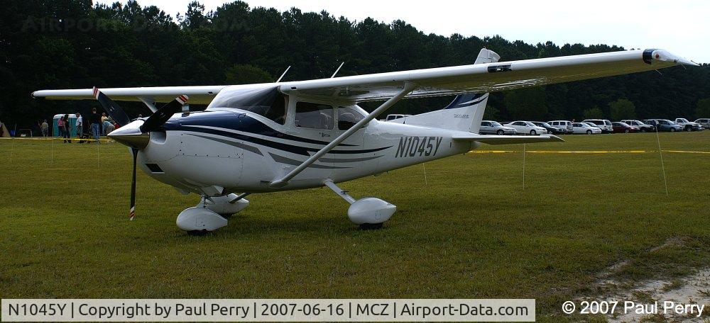 N1045Y, 2005 Cessna 182T Skylane C/N 18281571, Those sweeping lines sure are appealing