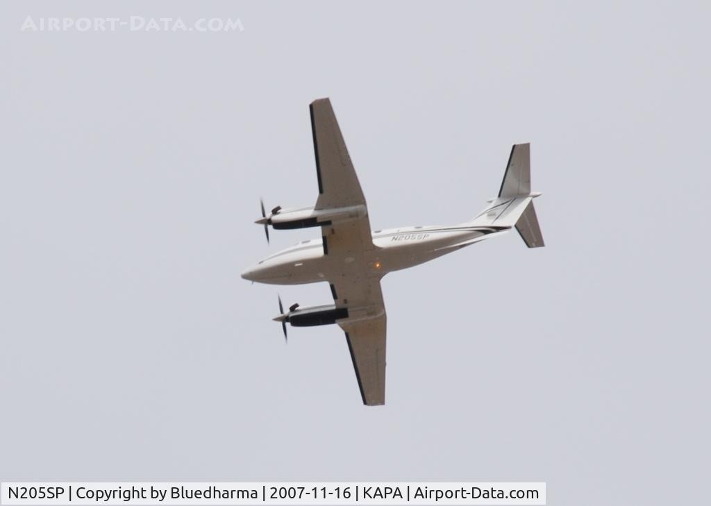N205SP, Raytheon Aircraft Company B200 C/N BB-1826, Flying West over KAPA