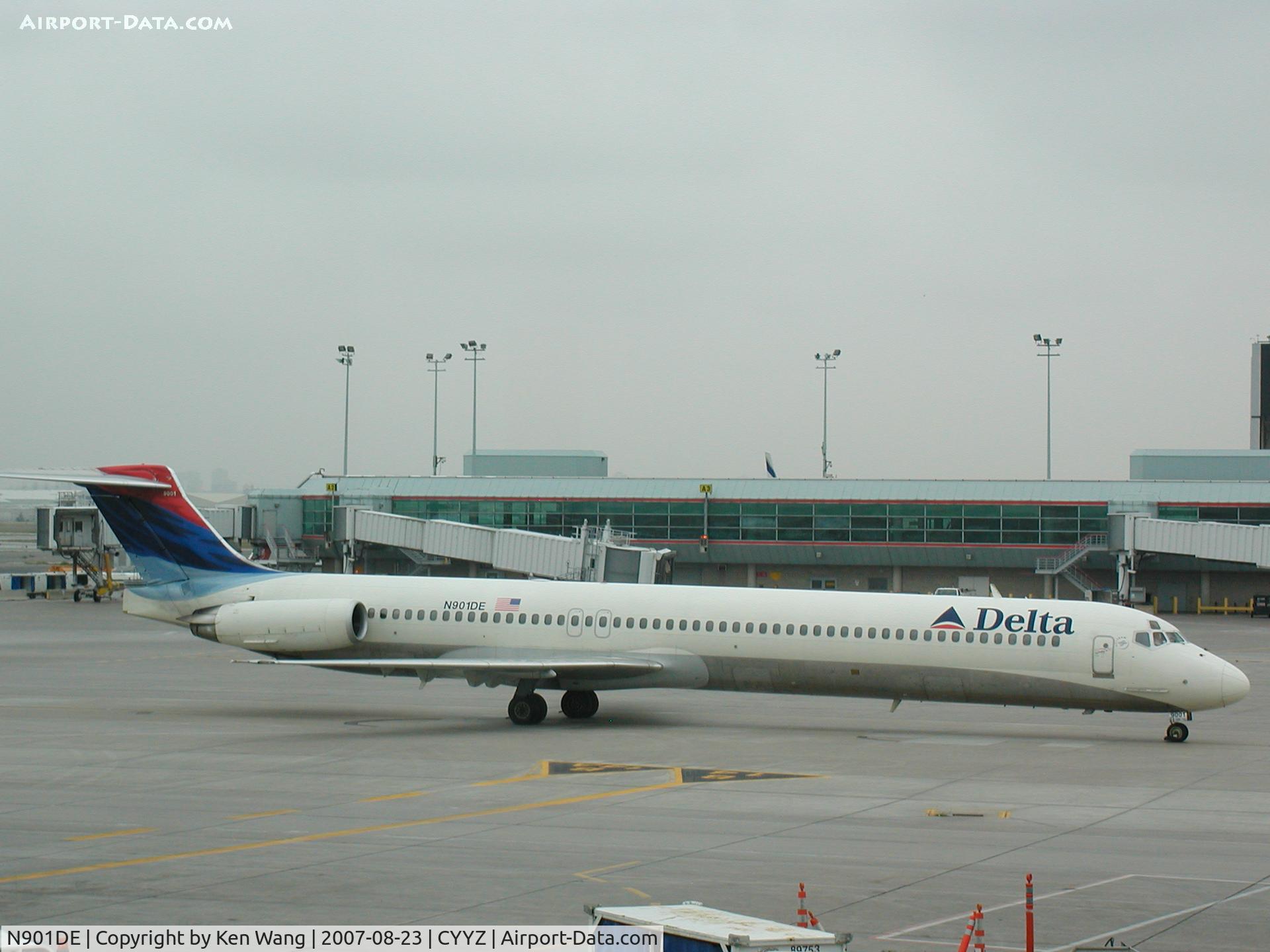 N901DE, 1992 McDonnell Douglas MD-88 C/N 53378, Delta airlines MD-88 just arrived at Toronto Pearson Airport