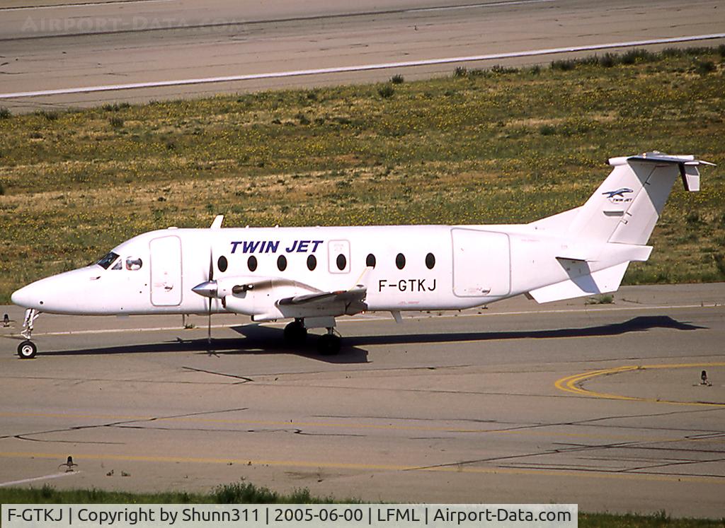 F-GTKJ, 1998 Beech 1900D C/N UE-348, Taxiing rwy 31R for departure