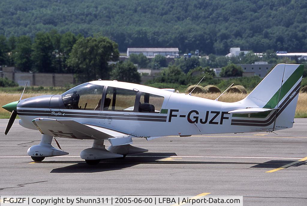 F-GJZF, Robin DR-400-140B Major C/N 1999, Parked in front of the Airclub