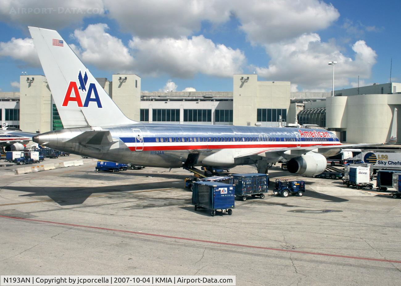 N193AN, 2001 Boeing 757-223 C/N 32387, At gate D26 Miami Intl.