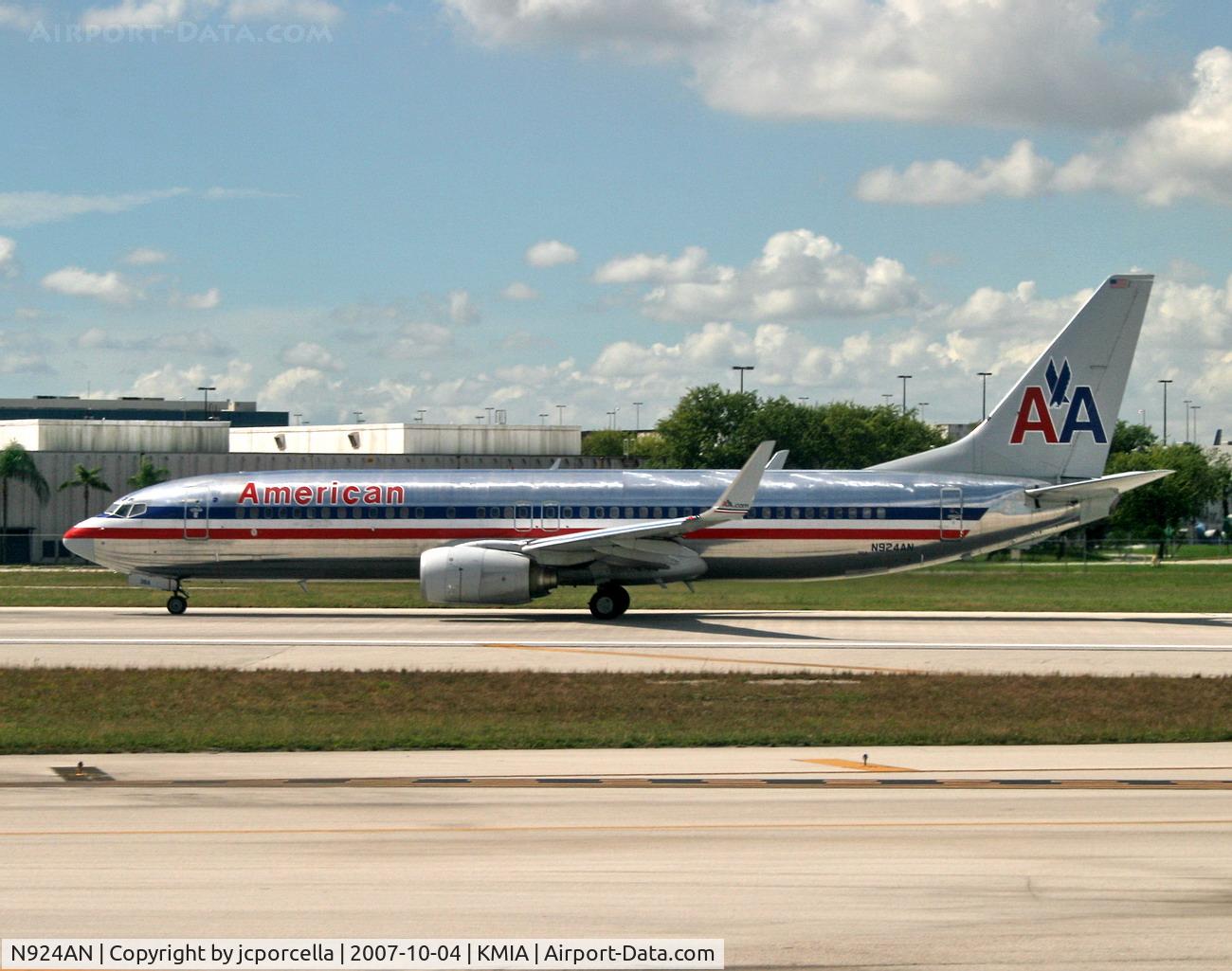 N924AN, 1999 Boeing 737-823 C/N 29525, Taking off at Miami Intl.