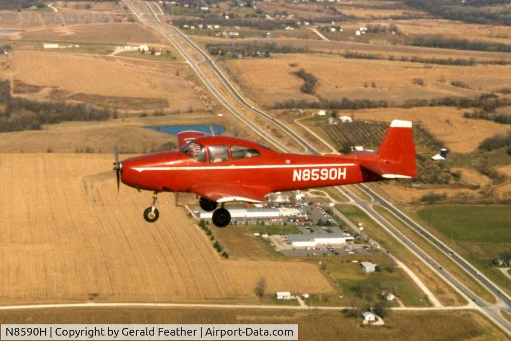 N8590H, 1947 North American Navion (NA-145) C/N NAV-4-209, Navion on approach