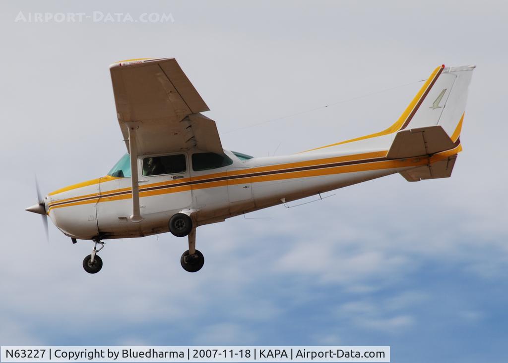 N63227, 1981 Cessna 172P C/N 17275408, Approach to 17L