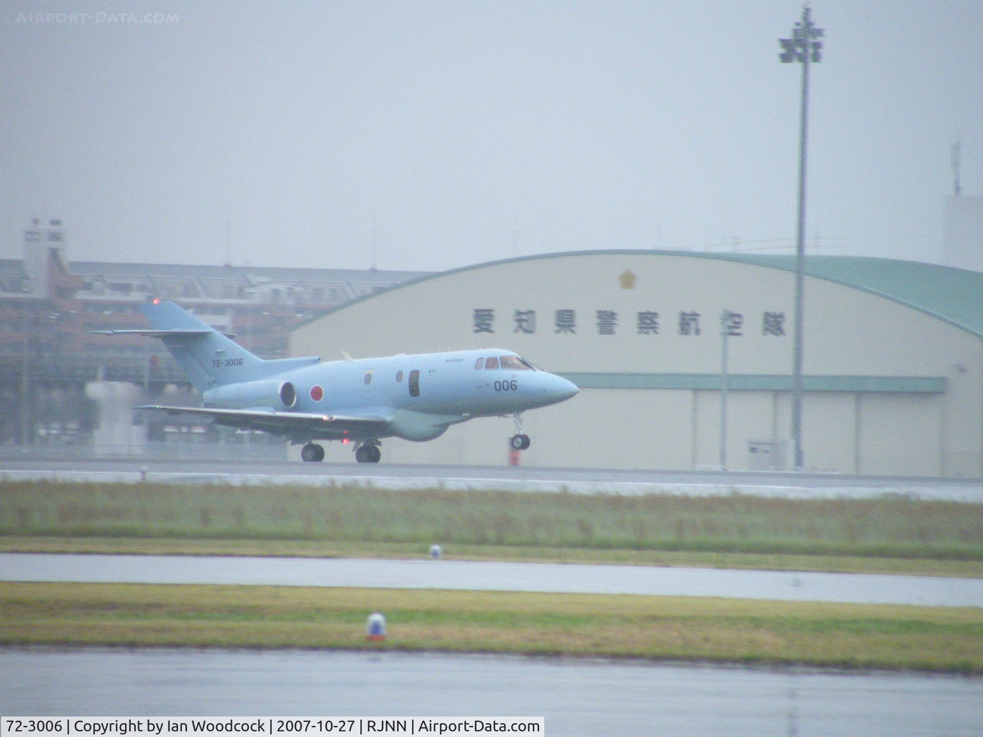 72-3006, Hawker Siddeley U-125A C/N 258305, Hawker Siddeley U-125A/gets airborne in the pouring rain at Nagoya/Komaki AFB
