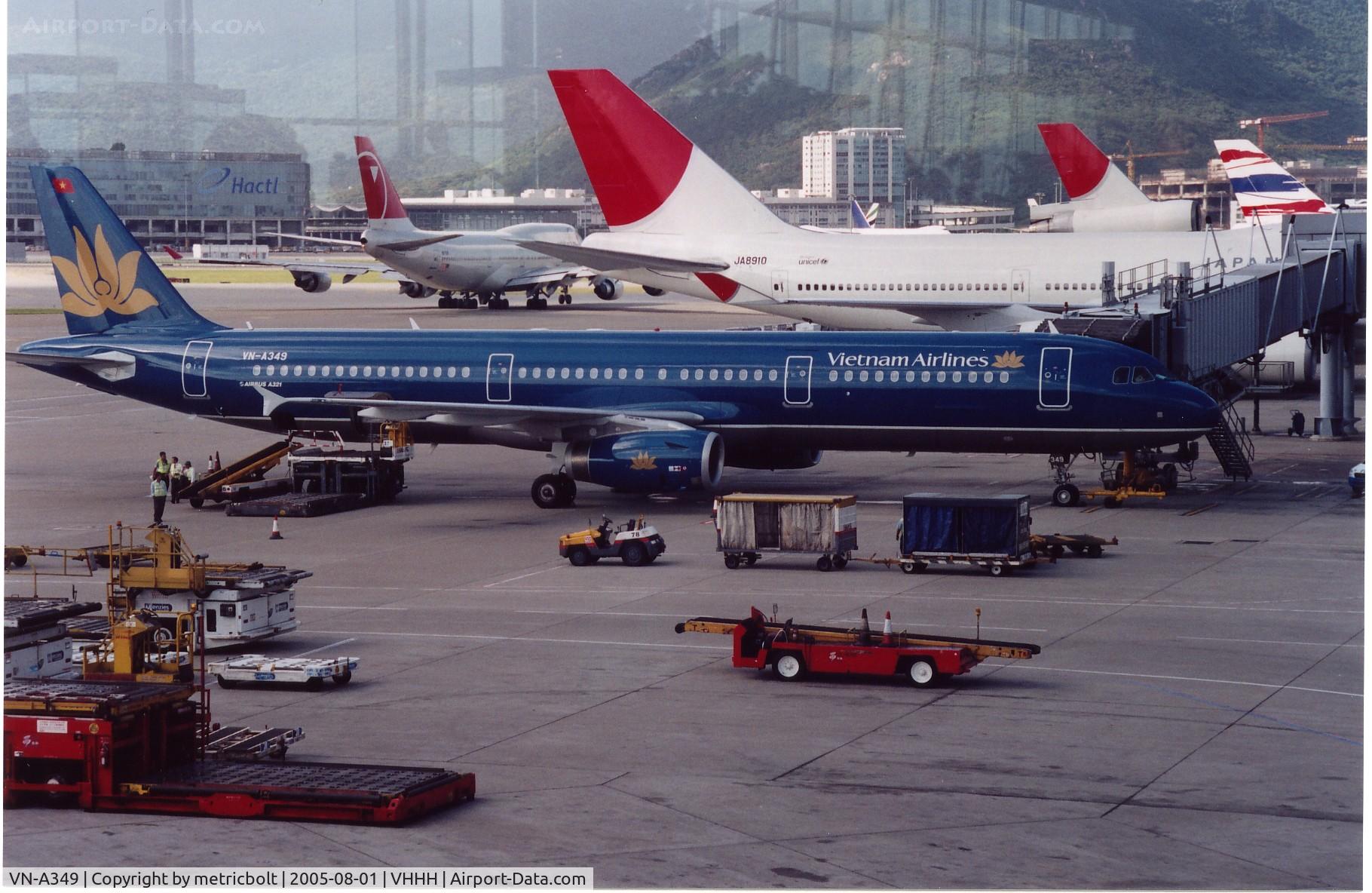 VN-A349, 2005 Airbus A321-231 C/N 2480, Sharing the ramp with the wide bodies in HKG
