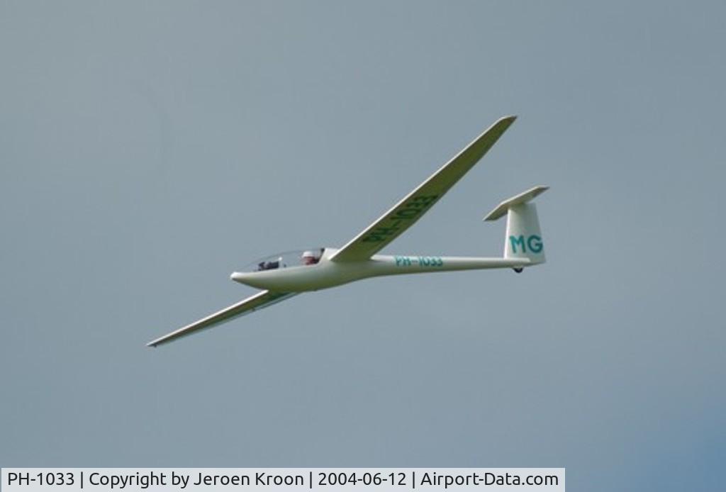 PH-1033, 1984 Glaser-Dirks DG-300 Elan C/N 3E38, High speed low pass flying over finish line