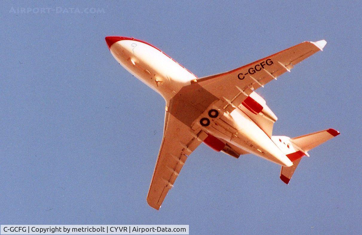 C-GCFG, 1984 Canadair Challenger 601 (CL-600-2A12) C/N 3022, checking the runway at YVR,Dec.1997