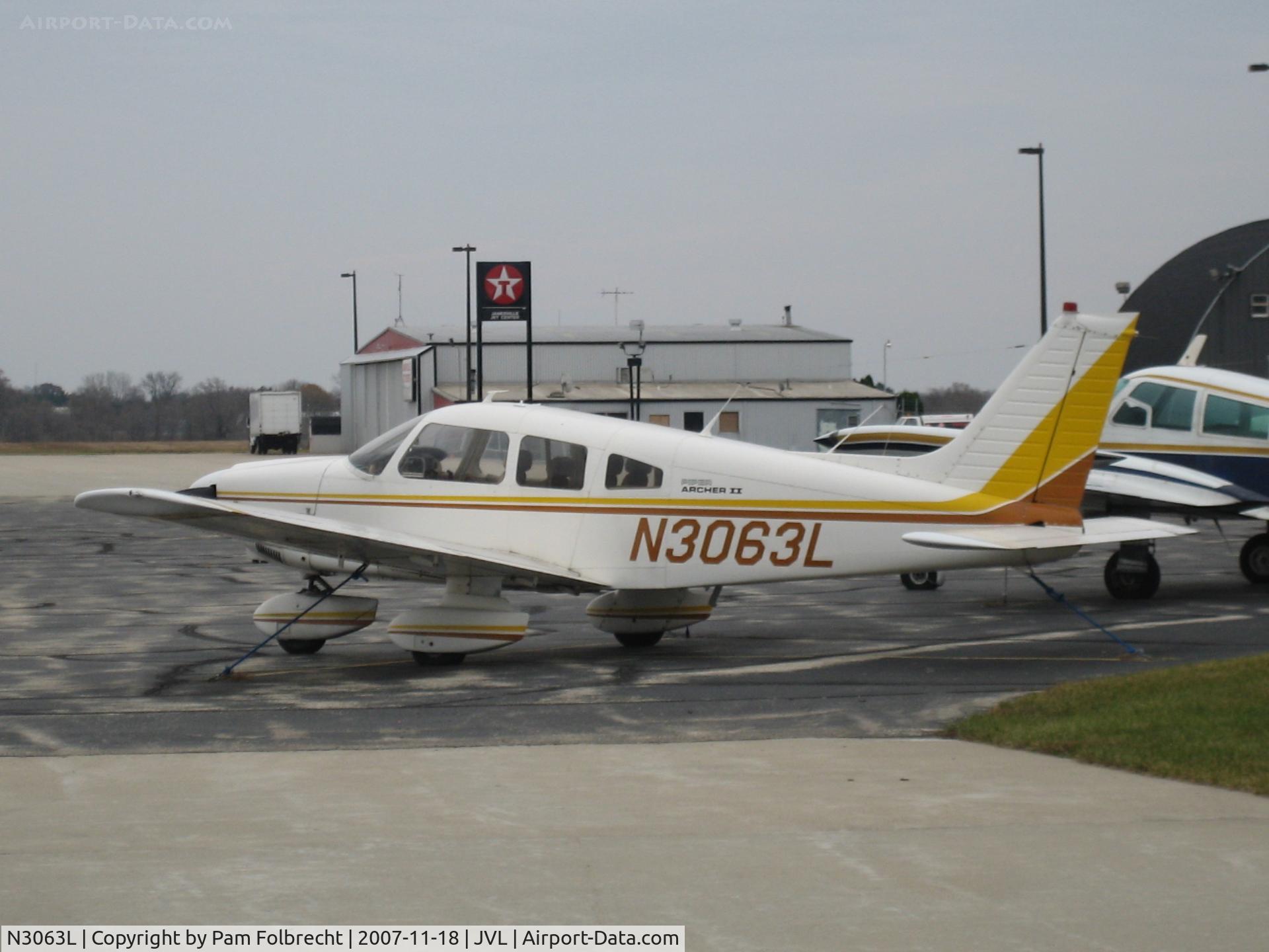 N3063L, 1979 Piper PA-28-181 C/N 28-7990261, On the Ramp at JVL
