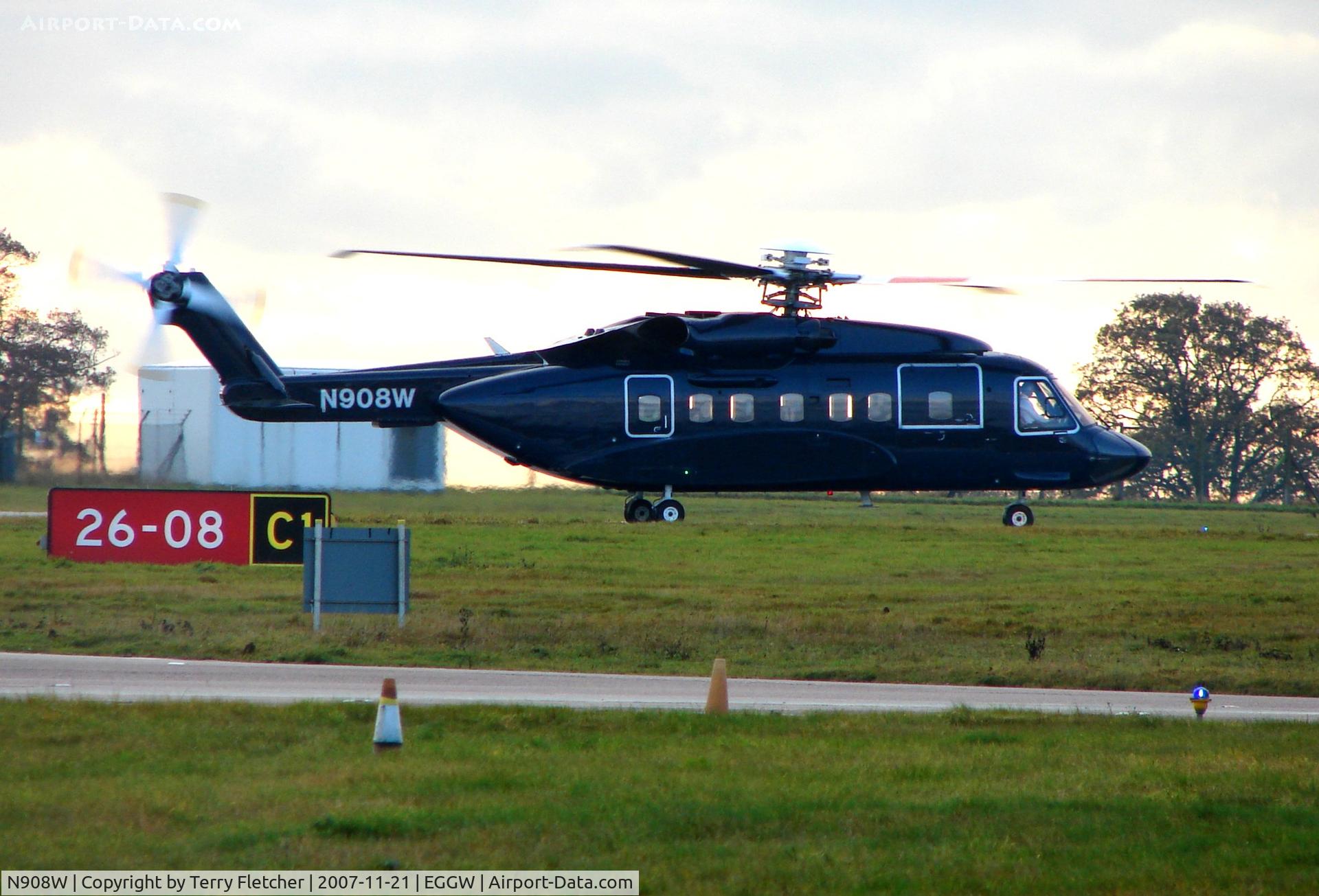 N908W, 2004 Sikorsky S-92A C/N 920007, Sikorsky S-92 Heilbus ready to depart Luton