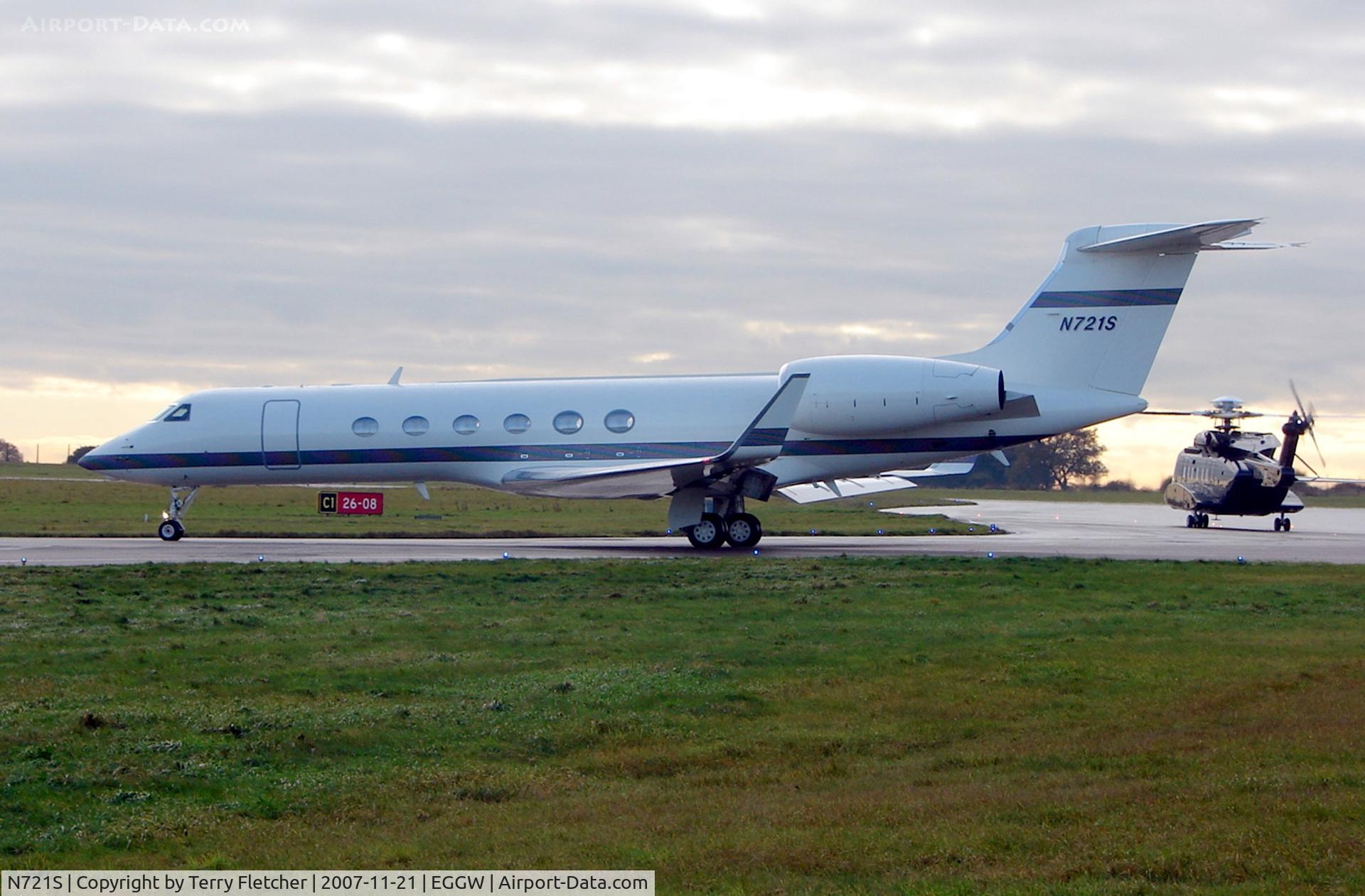 N721S, 2002 Gulfstream Aerospace G-V C/N 668, G1159D taxies to the holding point at Luton