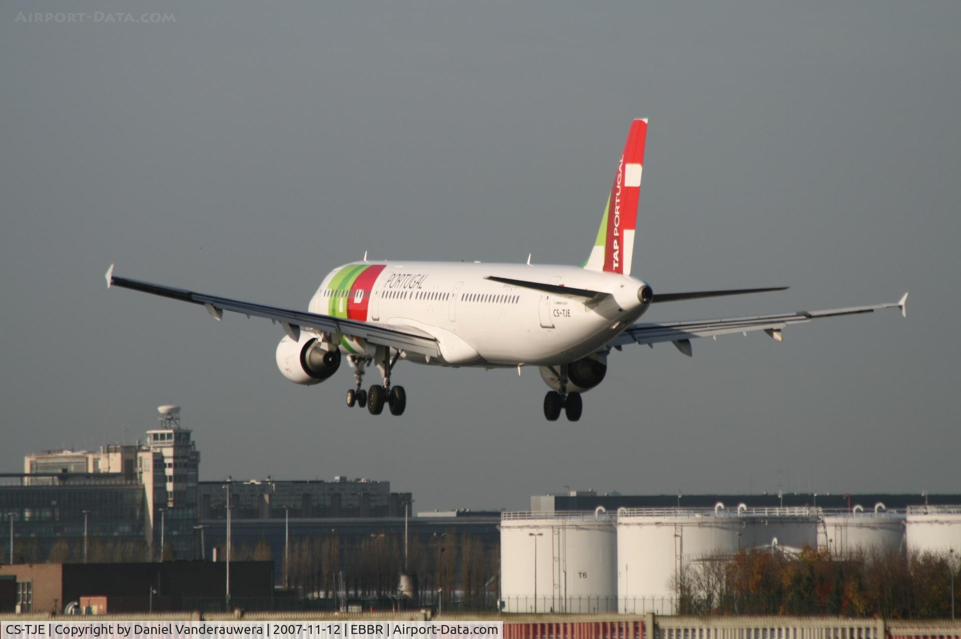 CS-TJE, 2000 Airbus A321-211 C/N 1307, several seconds before flight TP604 touches rwy 25L
