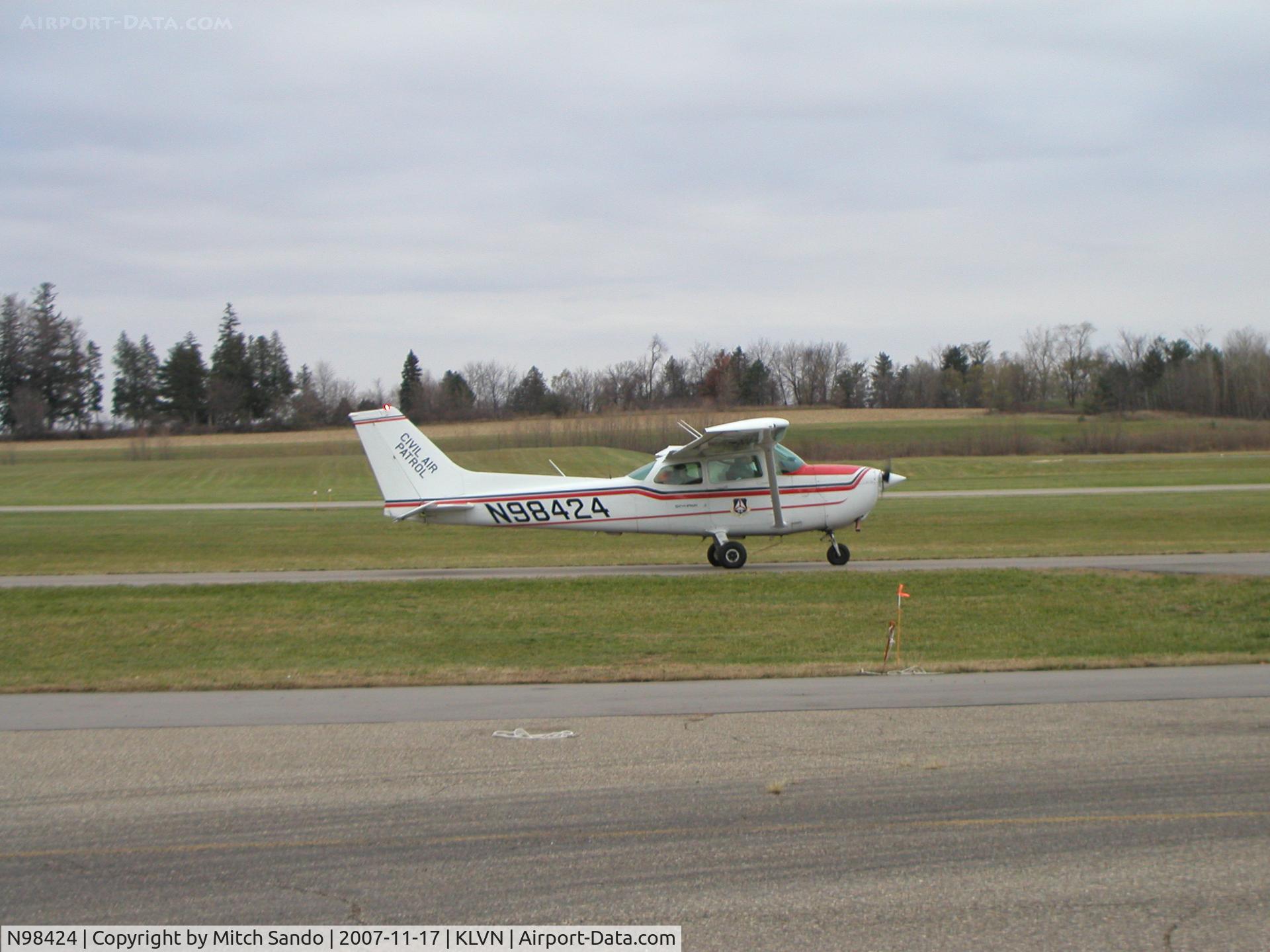 N98424, 1985 Cessna 172P C/N 17276289, Taxiing to Runway 12.