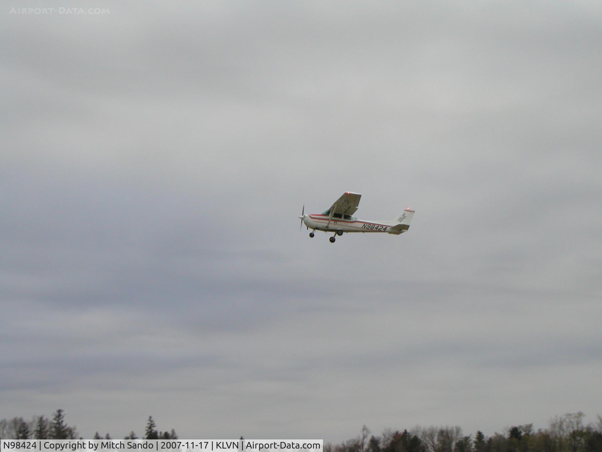 N98424, 1985 Cessna 172P C/N 17276289, Departing Runway 12.