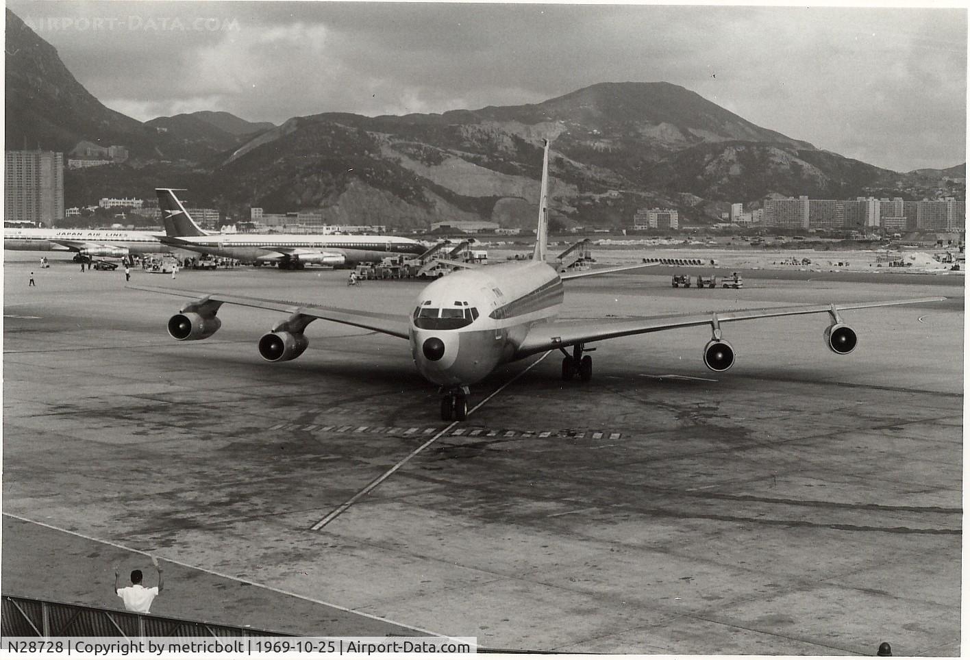 N28728, 1968 Boeing 707-331B C/N 19573, Being marshalled into parking spot on ramp,HKG Kai Tak